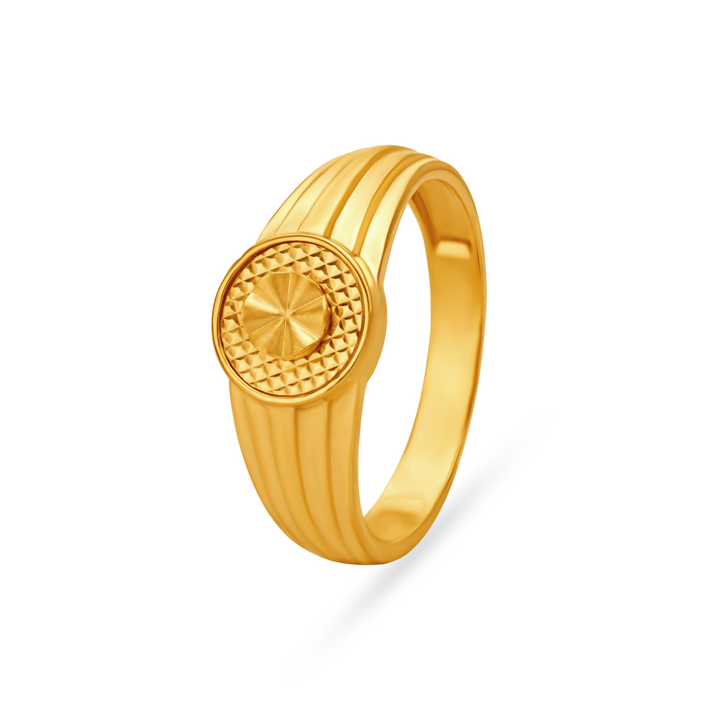 Pleasing 22 Karat Yellow Gold Leaf Pattern Finger Ring