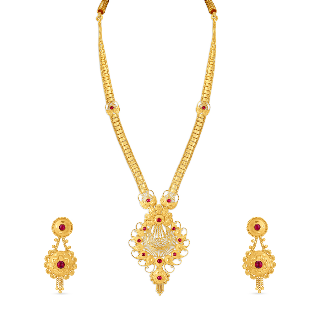 Mystifying Gold Necklace Set With Intricate Filigree Work