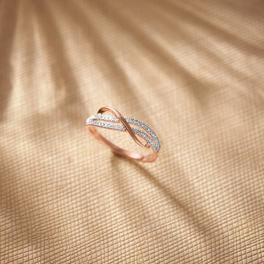 Splendid Crossover Diamond Ring