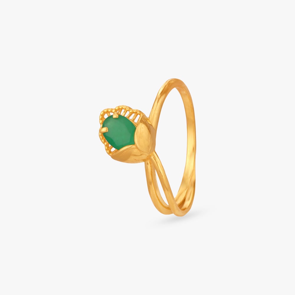 

Quirky Bloom Emerald Finger Ring