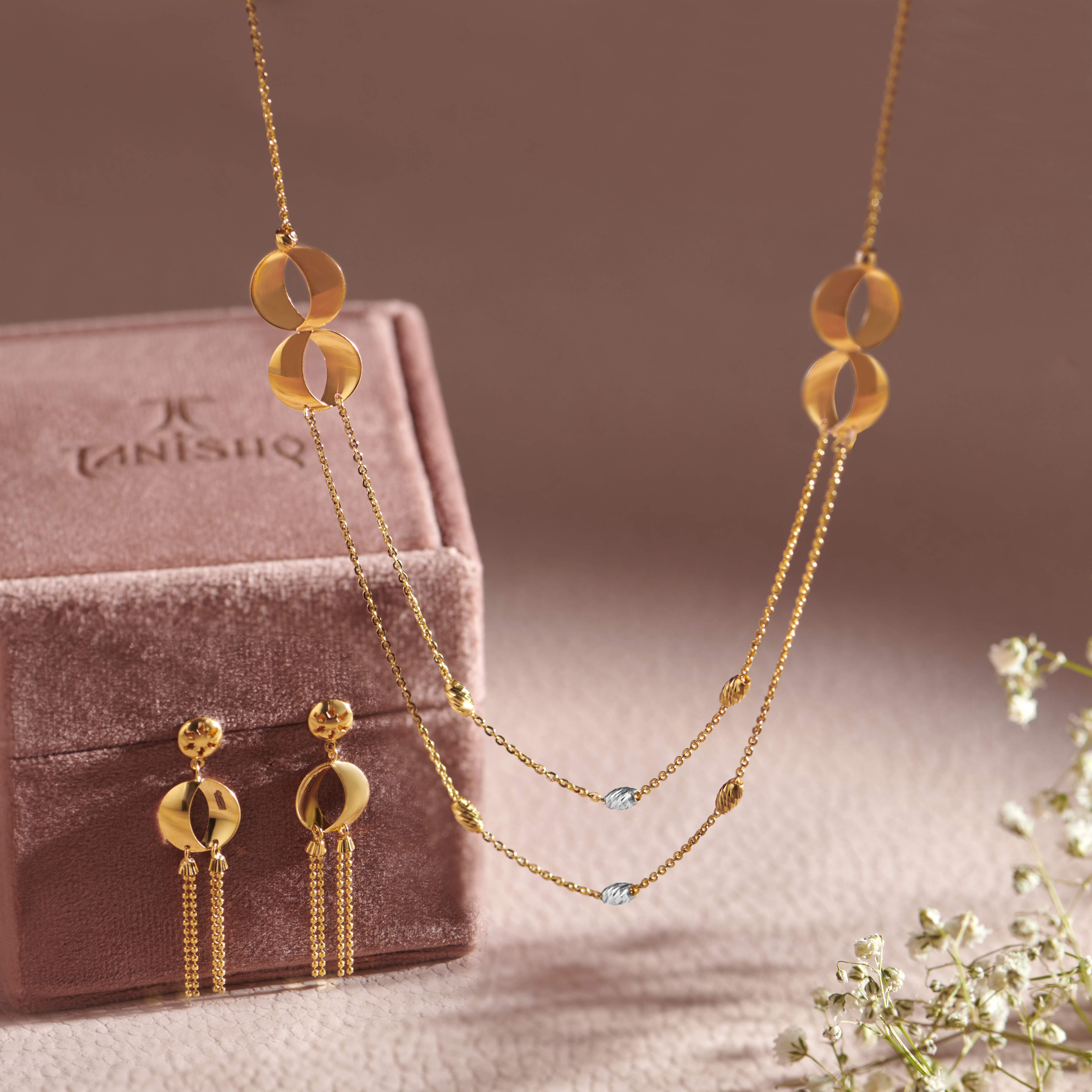 Lovely Chic Necklace Set