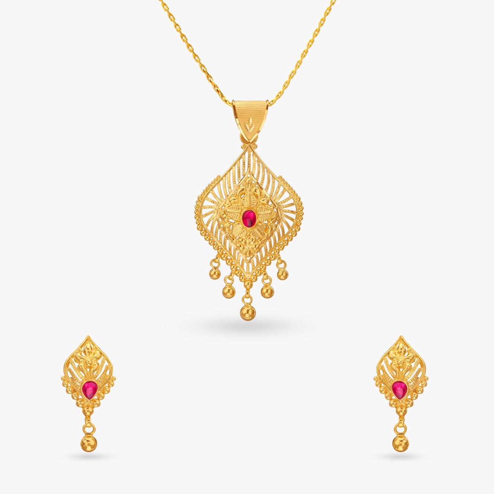 

Heirloom Rhombus Gold Pendant and Earrings Set