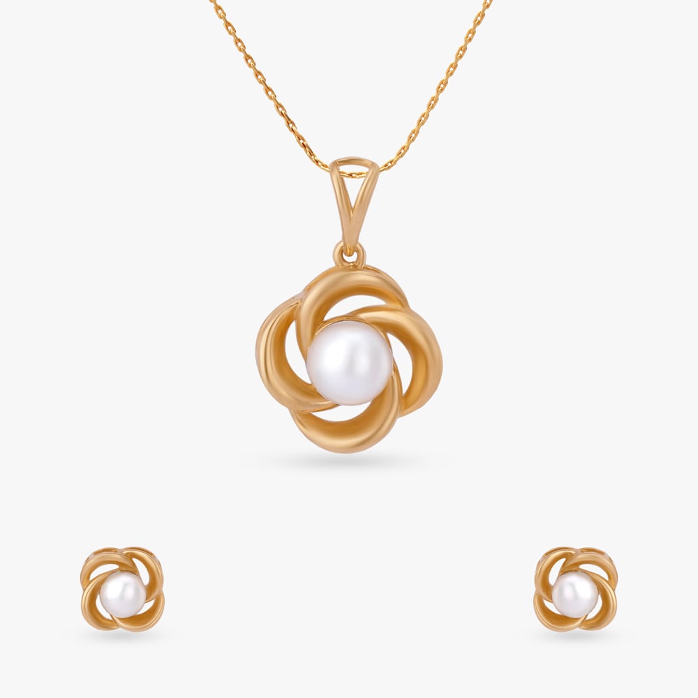 

Knot Bloom Gold Pendant and Earrings set