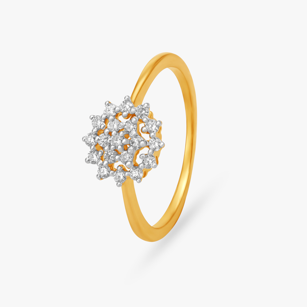 Enthralling Diamond Cocktail Finger Ring