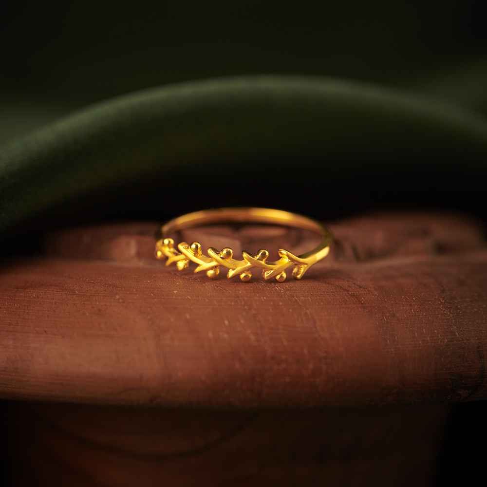 Entrancing Leaf Pattern Gold Finger Ring by Tanishq